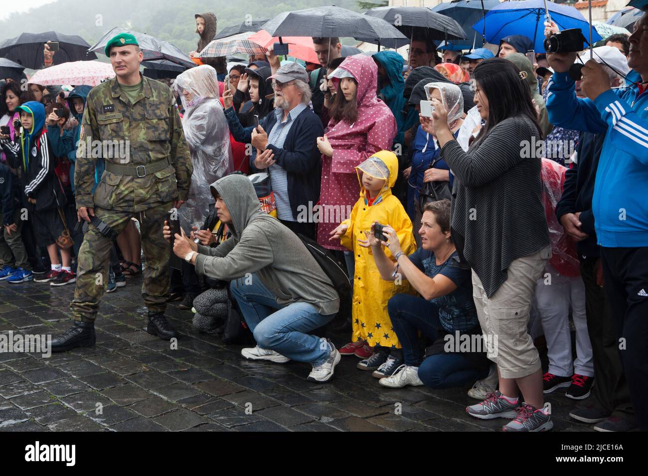I turisti attendono la cerimonia del Cambio della Guardia del Castello (Hradní stráž) di fronte al Castello di Praga in Piazza Hradčanské a Praga, Repubblica Ceca. Foto Stock