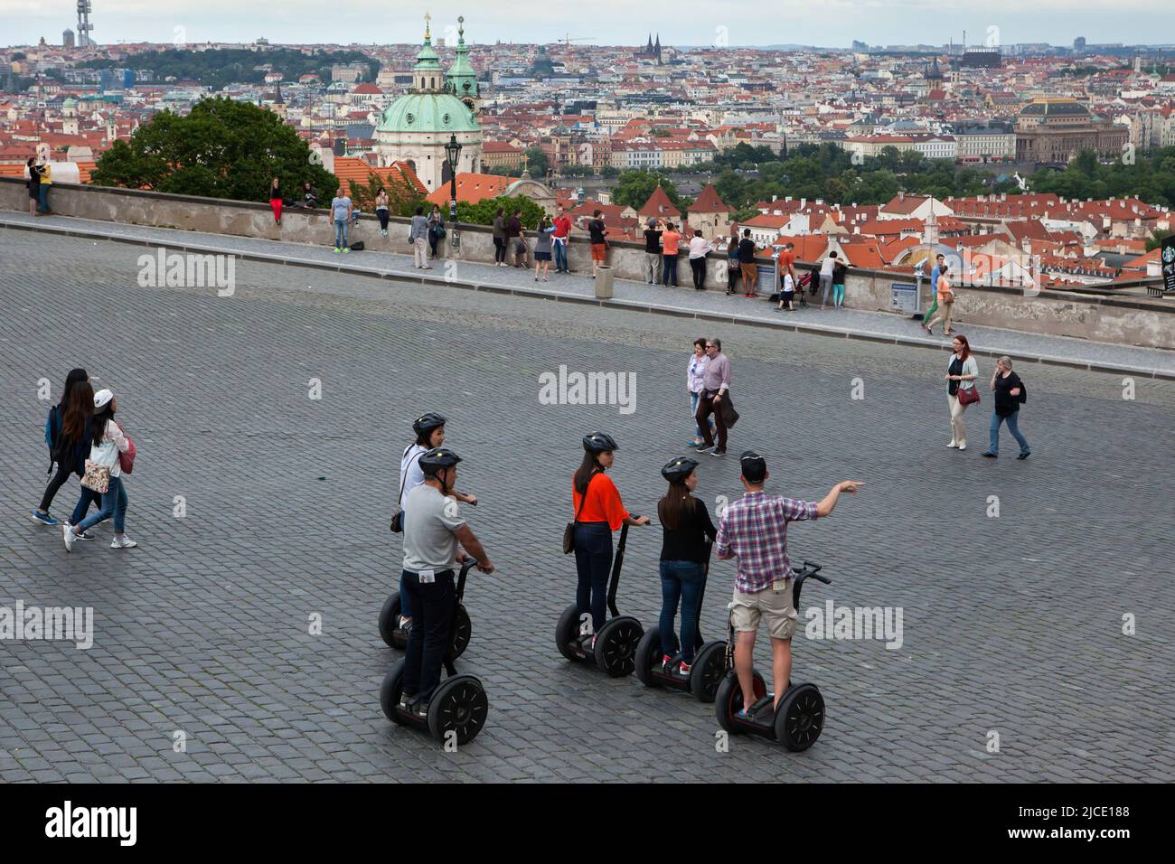 I turisti guidano il segway durante un tour guidato in Piazza Hradčanské nel quartiere di Hradčany a Praga, Repubblica Ceca. Foto Stock
