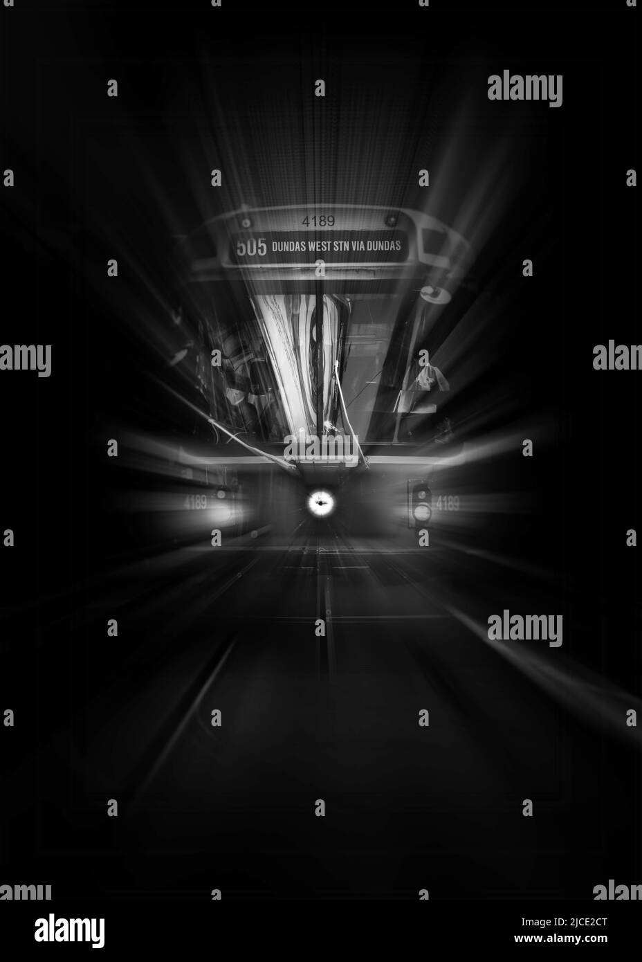 Il tram 505 che arriva in direzione ovest su Dundas St a Yonge St a Toronto Canada. Foto Stock