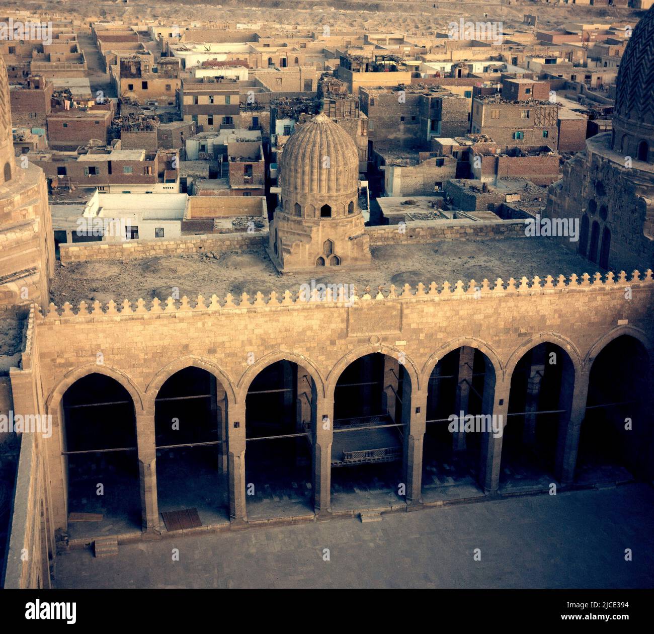 PATIO INTERNO - FOTO AÑOS 70. LOCALITÀ: MEZQUITA DE AL-MUAYAD. KAIRO. EGITTO. Foto Stock