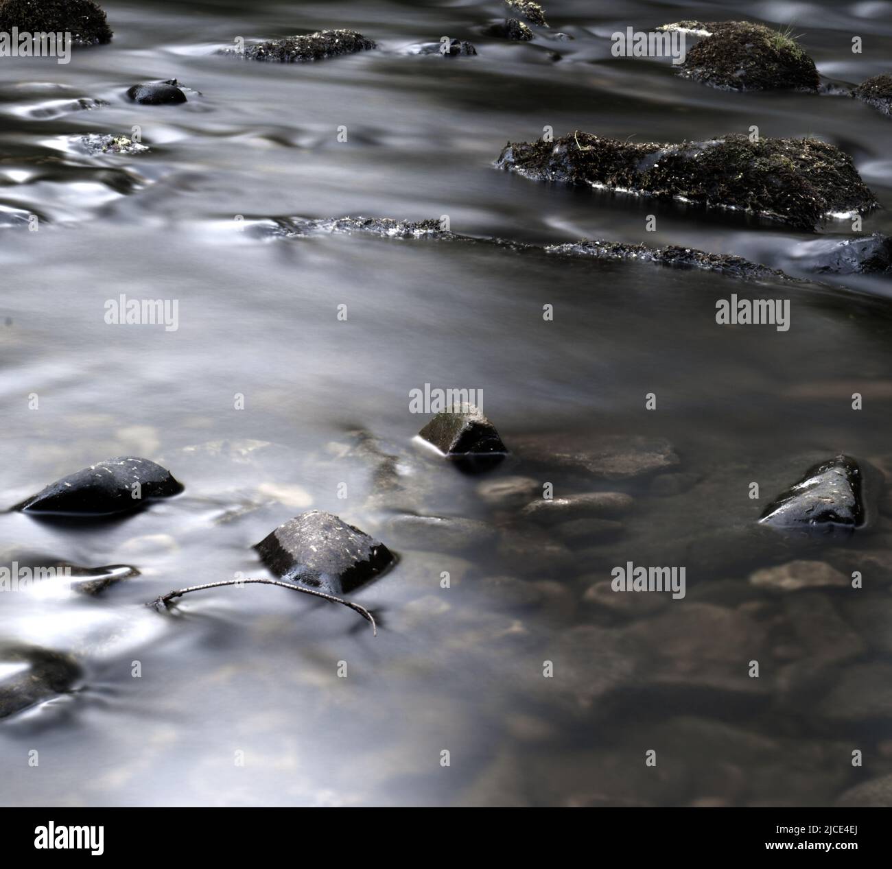 Spostamento acqua di fiume con rocce Foto Stock