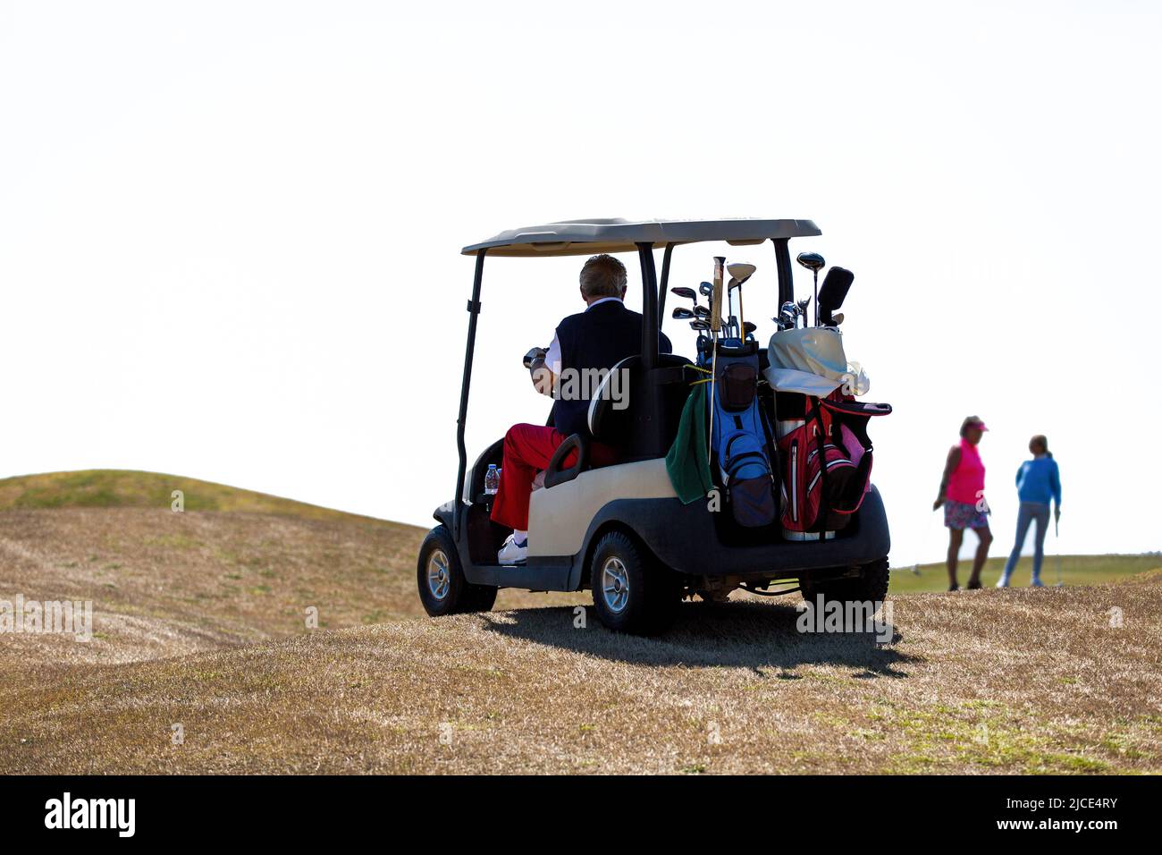 Un golfista in un golf cart Foto Stock