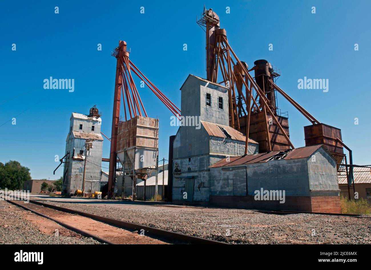 I binari dei treni corrono di fronte agli elevatori di grano Oscar Ewton a Sayre, Oklahoma. Foto Stock