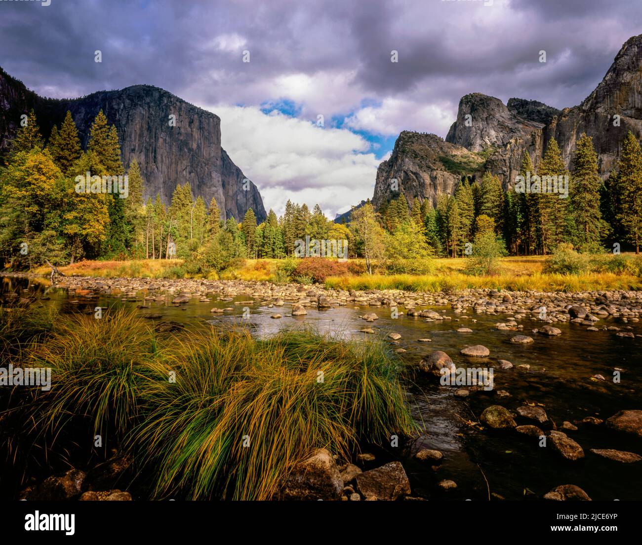 Merced River, El Capitan, Sentinel Rock, del Parco Nazionale Yosemite in California Foto Stock