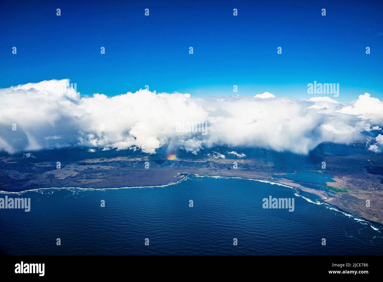 Bel paesaggio nuvoloso che copre paesaggio panoramico e oceano contro il cielo blu Foto Stock