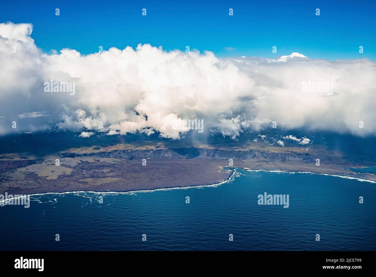 Vista panoramica del paesaggio nuvoloso sulla splendida terra e l'oceano contro il cielo blu Foto Stock