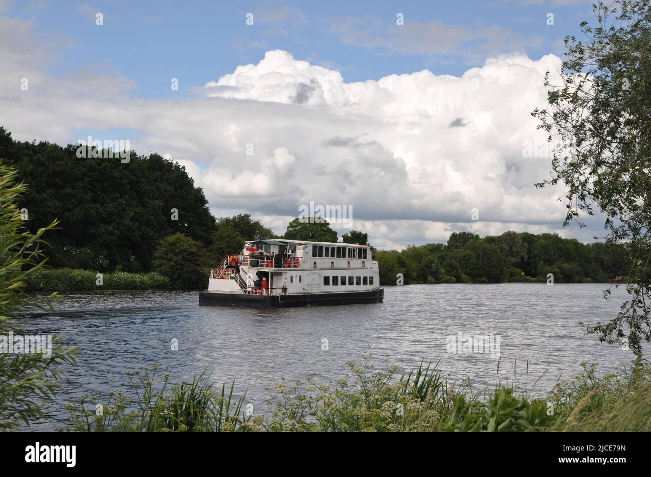 Barca fluviale che naviga lungo il fiume Trent, Nottingham, Regno Unito Foto Stock