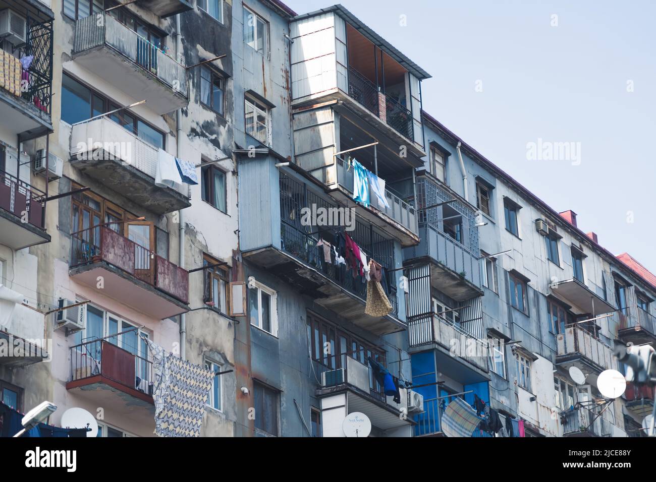 Primo piano vista del palazzo di appartamenti in città di Batumi, Georgia, Europa. Foto di alta qualità Foto Stock