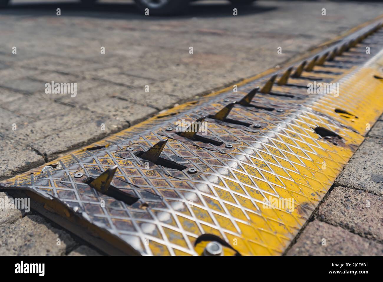 barriera di spikes utilizzata per applicare un flusso direzionale in una singola linea di traffico. Foto di alta qualità Foto Stock