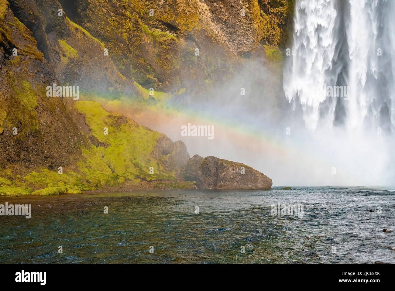 Vista della splendida arcobaleno sulle formazioni rocciose e sul fiume Skoga contro Skogafoss Foto Stock