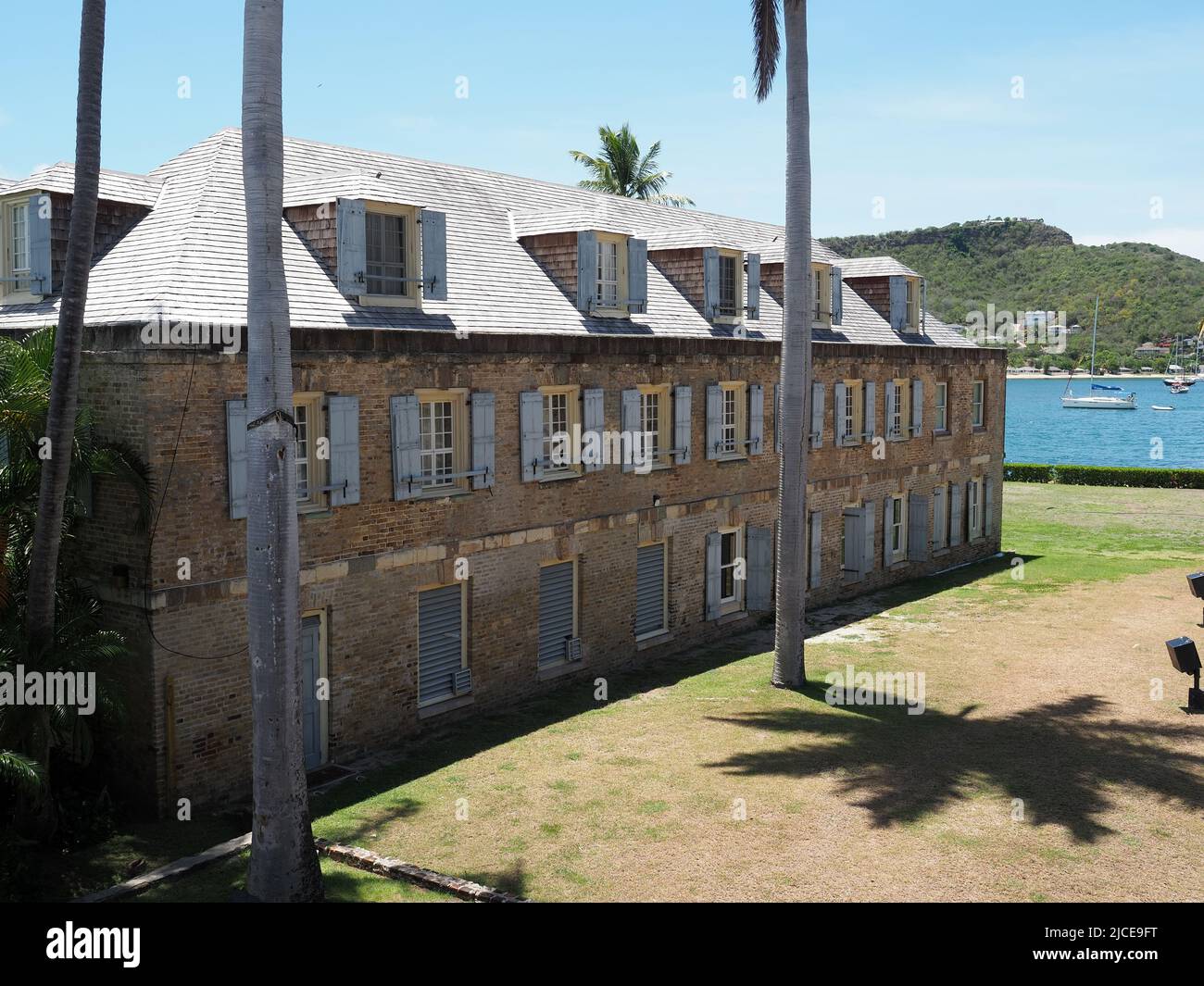 Vista del Copper and Lumber Store Historic Inn presso il Nelson's Dockyard presso il porto inglese di Antigua Foto Stock