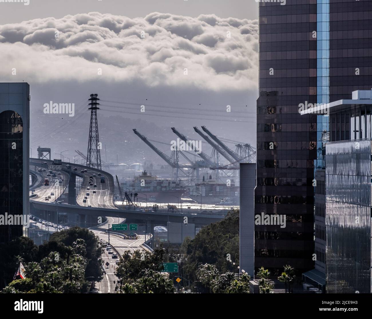 Industria costiera lungo l'autostrada per Los Angeles Foto Stock