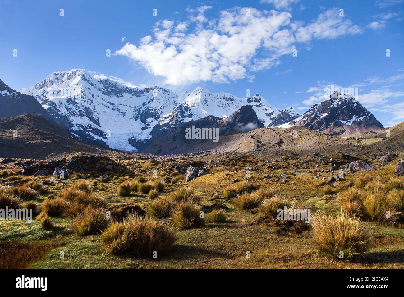 Sentiero trekking Ausangate, circuito di Ausangate, Cordillera Vilcanota, Cuzco regione, Perù, Ande peruviane paesaggio, Sud America Foto Stock