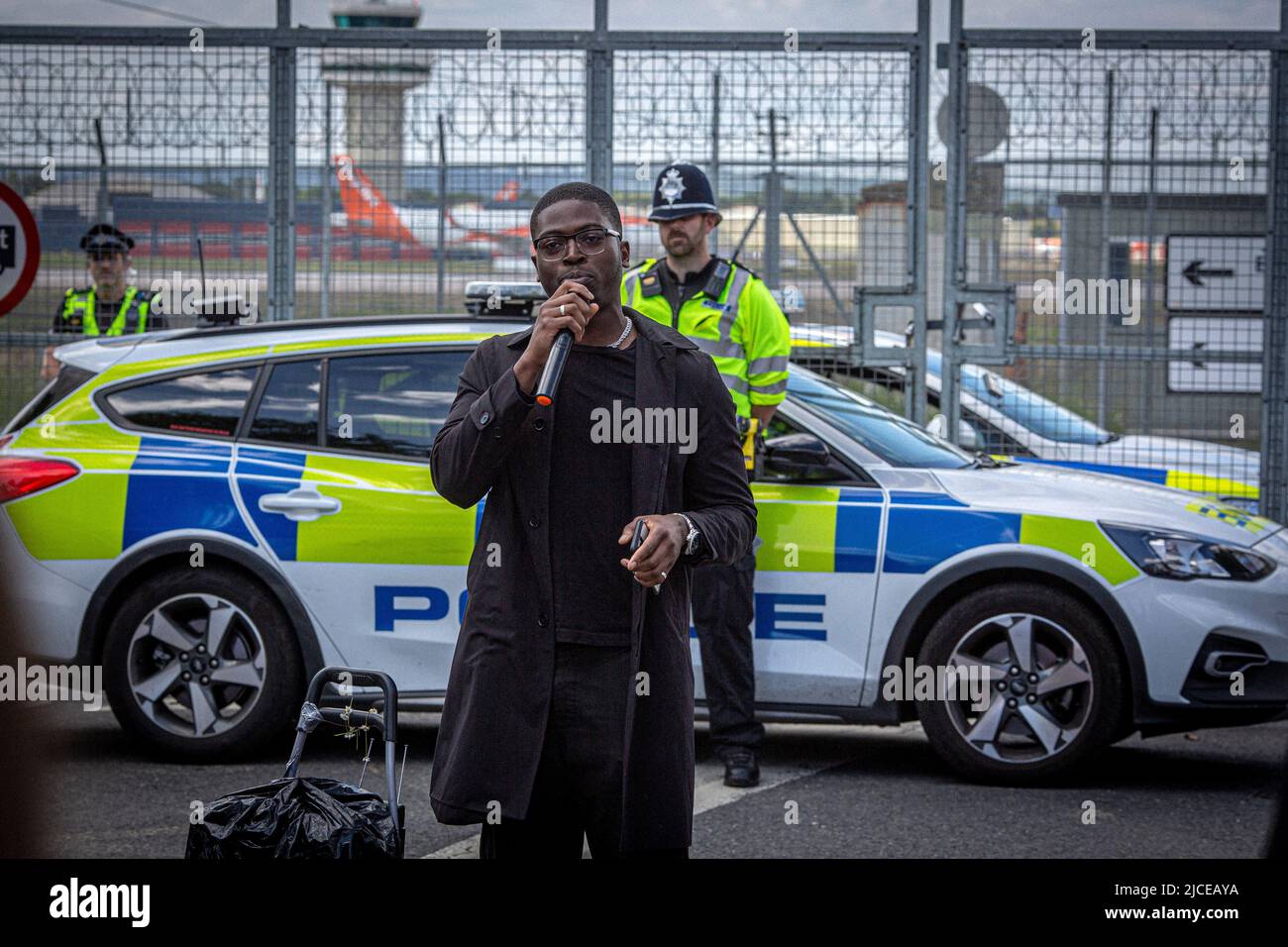 La polizia si trova a un isolato di strada vicino al Brook House Immigration Removal Center il 12 giugno 2022 a Londra, Inghilterra. Foto Stock