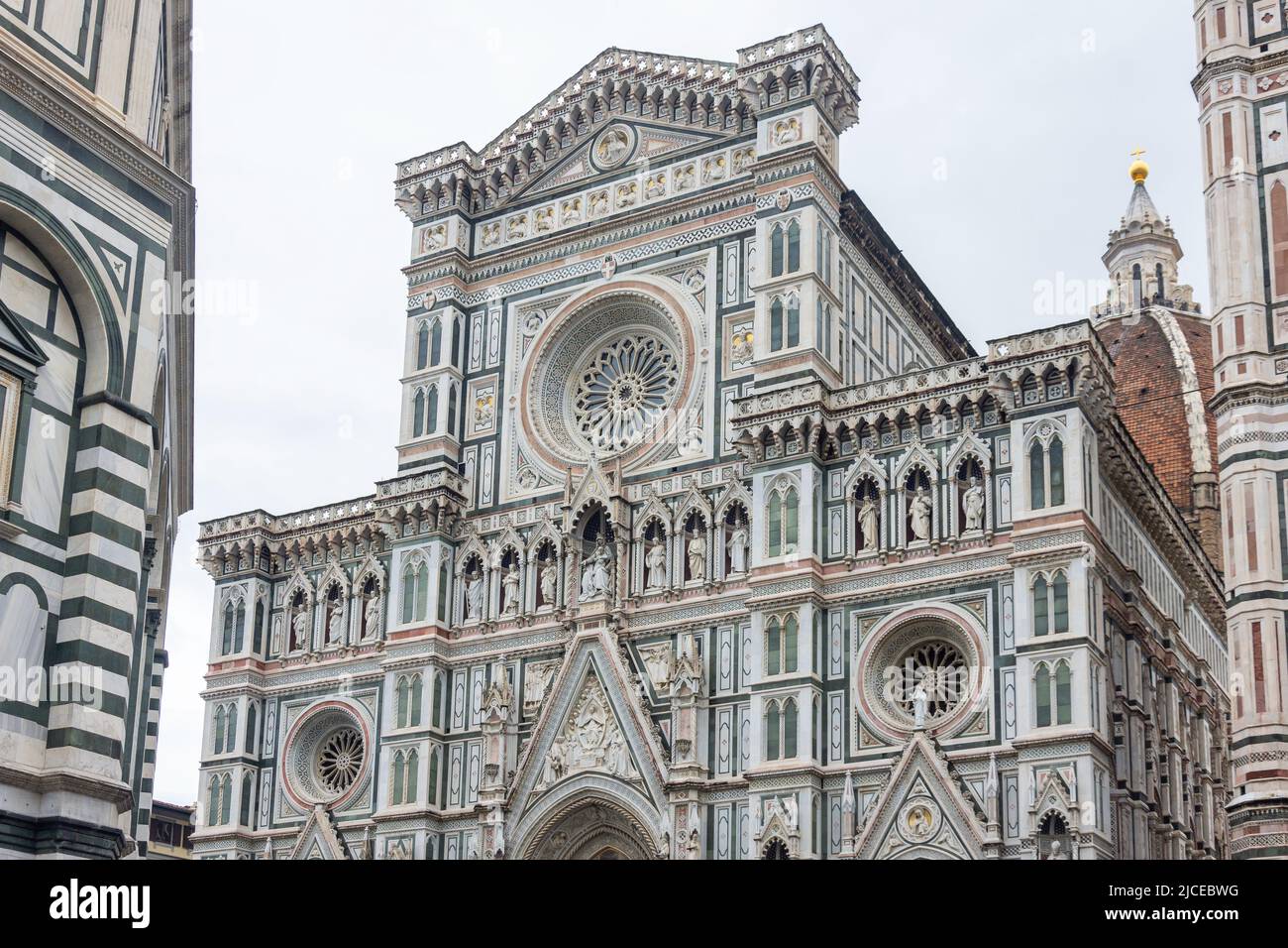 Facciata d'ingresso del Duomo di Santa Maria del Fiore, Piazza del Duomo, Firenze, Regione Toscana, Italia Foto Stock