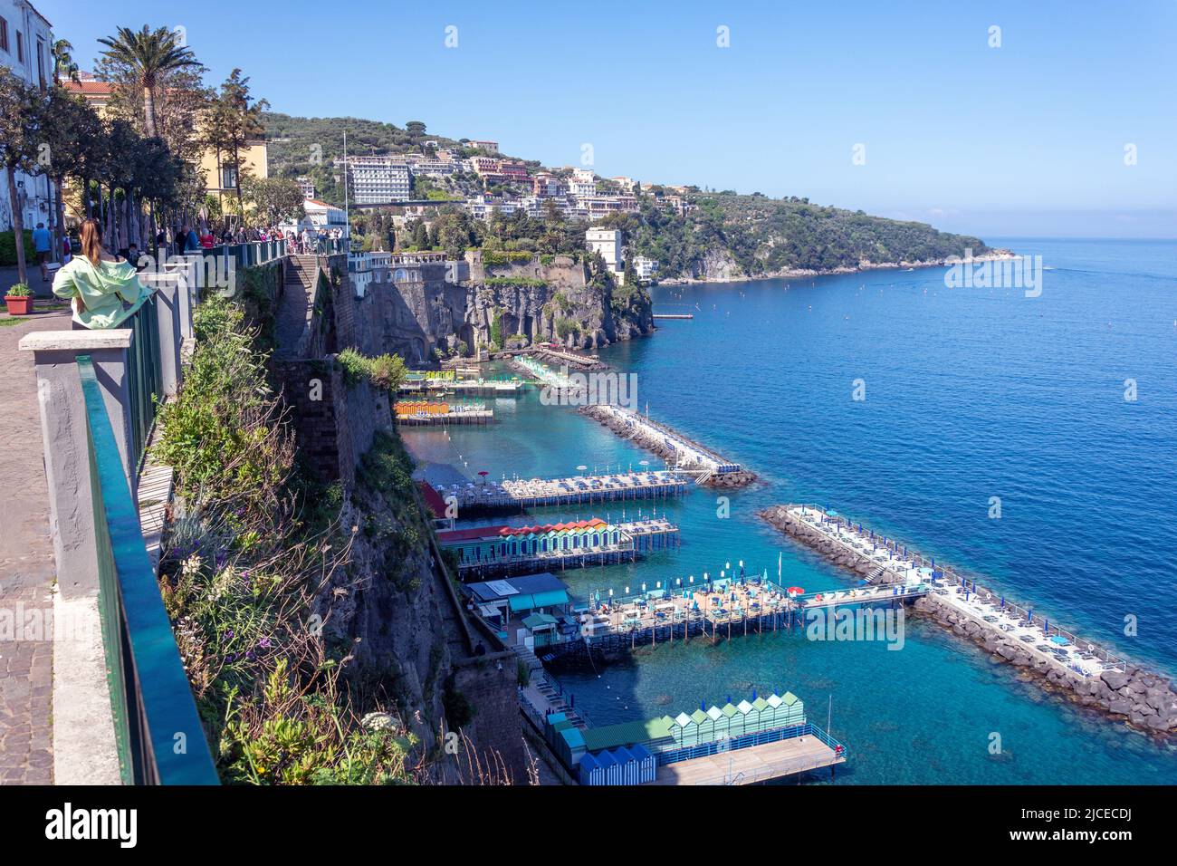 Vista sul Golfo di Napoli dalla terrazza di Villa Comunale, Via San Francesco, Sorrento (Surriento), Regione Campania, Italia Foto Stock