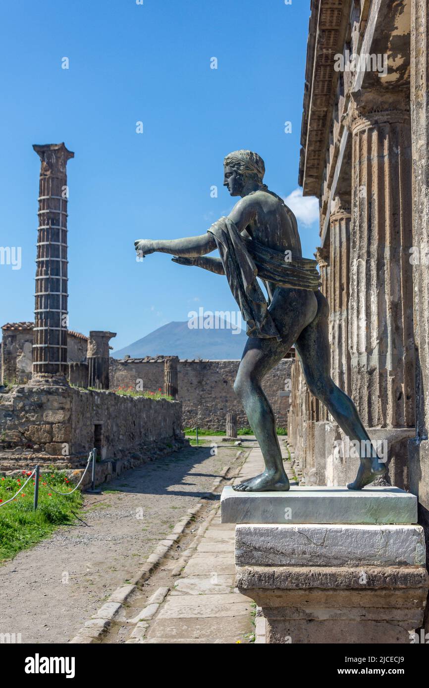 Il Tempio Etrusco di Apollo con il Vesuvio alle spalle, l'antica città di Pompei, Pompei, la città metropolitana di Napoli, la regione Campania, Italia Foto Stock