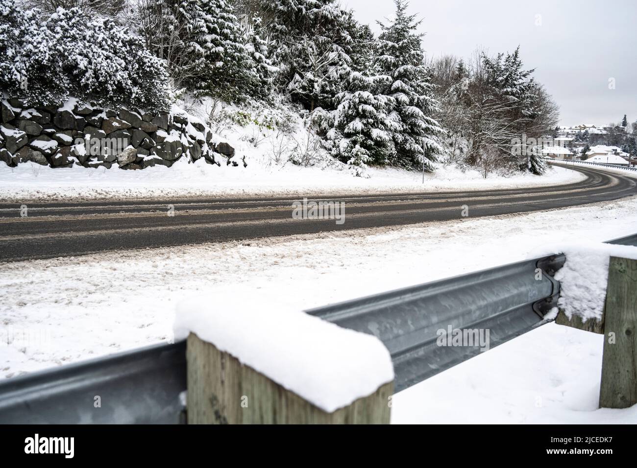 autostrada in condizioni di neve con una barriera di guardia Foto Stock