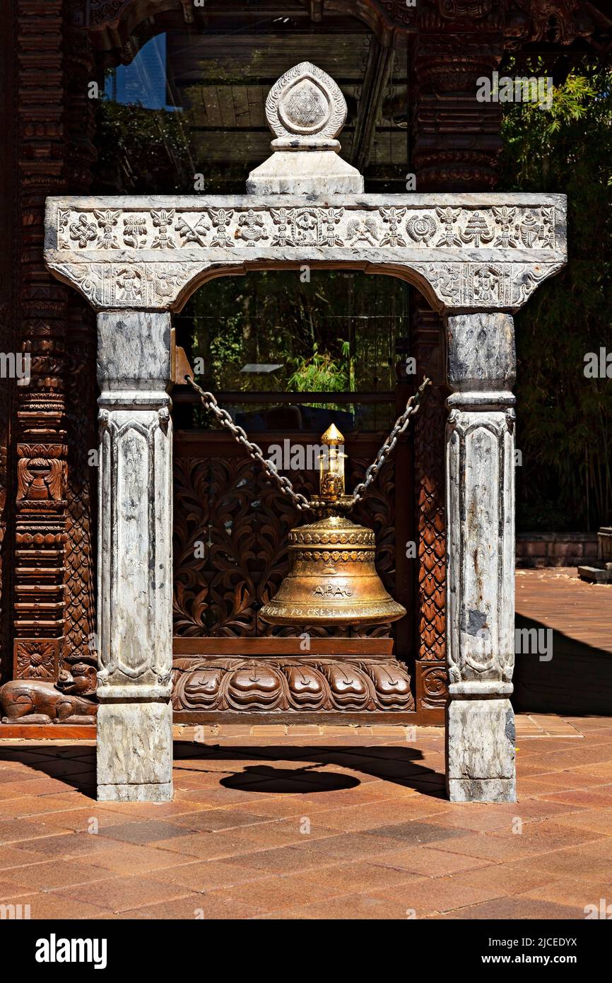 Brisbane Australia / la Campana di Ottone APAC per onorare e preservare la cultura asiatica alla Pagoda della Pace Nepalese in South Bank Parklands. Foto Stock
