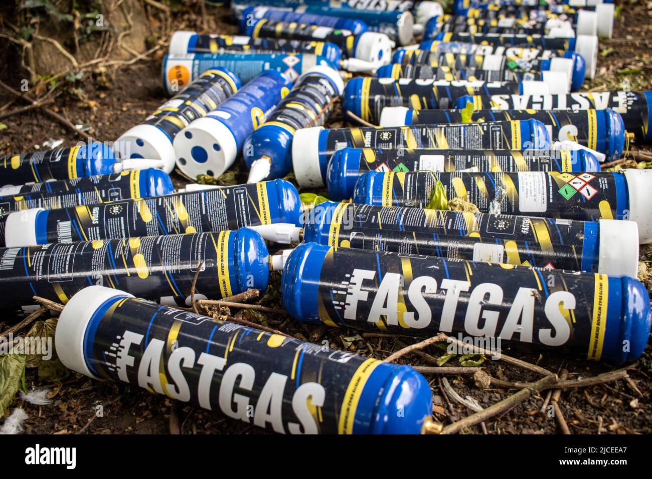 Grandi lattine di protossido di azoto 'Fastgas' (N2O) sono rimaste scartate in una strada a Bristol Foto Stock Grandi lattine di protossido di azoto 'Fastgas' (N2O) sono rimaste scartate in una strada a Bristol Foto Stock