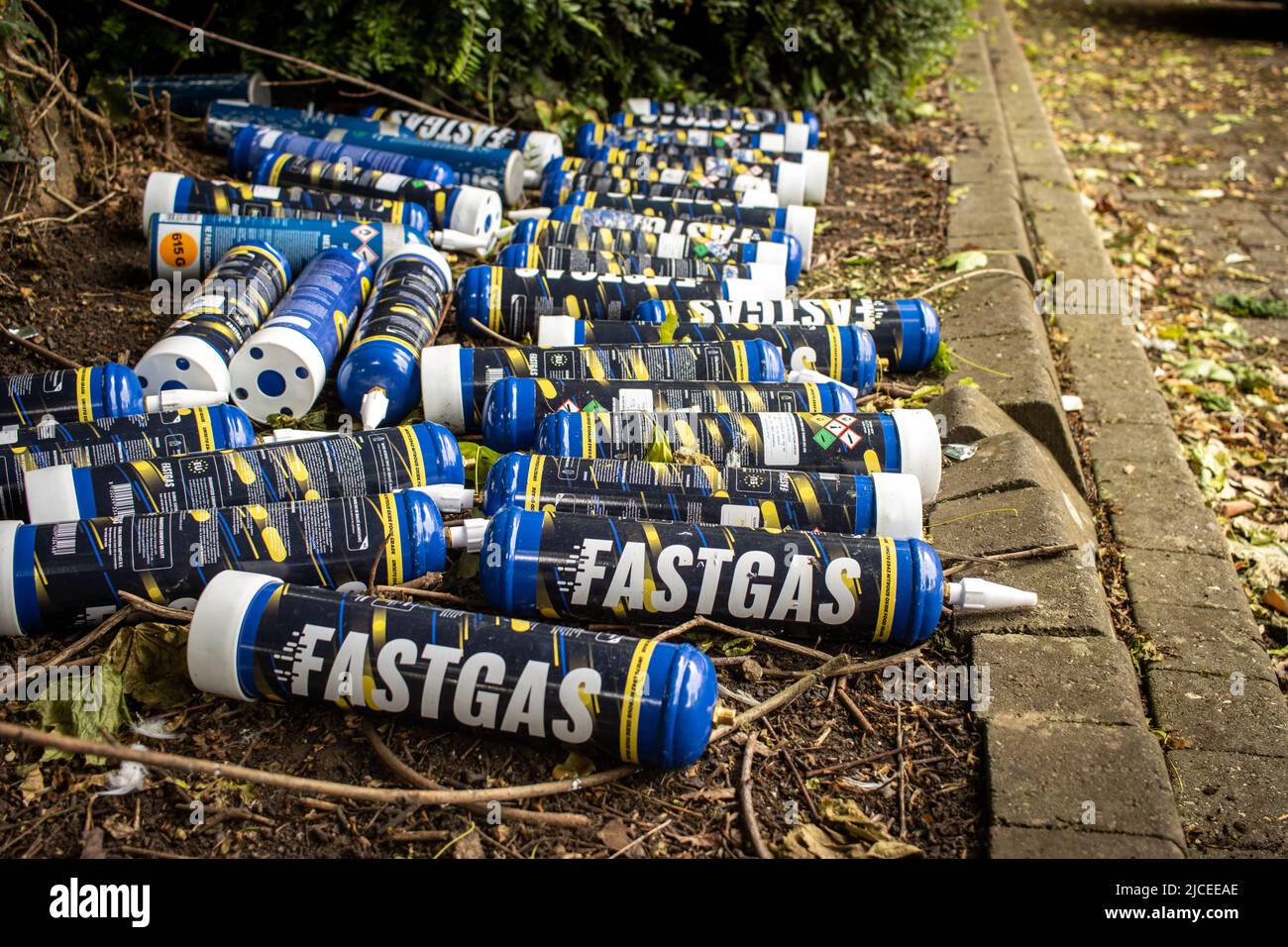 Grandi lattine di protossido di azoto 'Fastgas' (N2O) sono rimaste scartate in una strada a Bristol Foto Stock Grandi lattine di protossido di azoto 'Fastgas' (N2O) sono rimaste scartate in una strada a Bristol Foto Stock