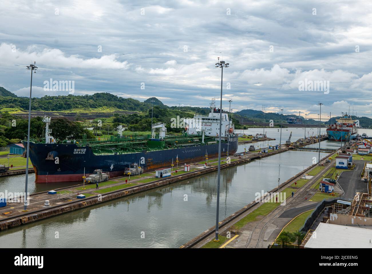 Le navi del canale di Panama passano attraverso le serrature Foto Stock