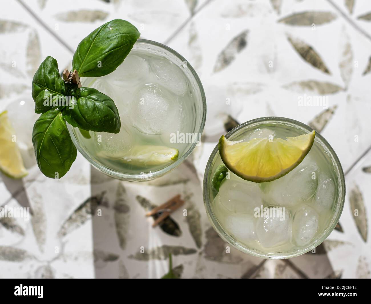 Due cocktail margarita con lime e basilico su piastrelle stampate. Orientamento orisontale. Vista dall'alto Foto Stock