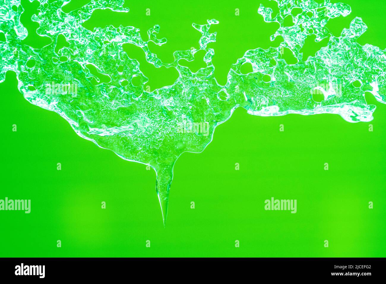 formazione di ghiaccio fondente con sfondo verde Foto Stock