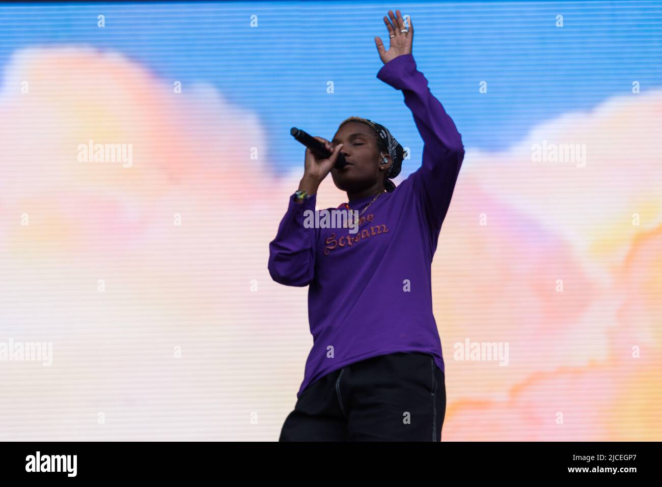 Manchester, Inghilterra, 12 giugno 2022, Arlo Parks si esibisce con la sua band al Parklife Festival di Manchester, Nigel R Glasgow/Alamy Live News Foto Stock