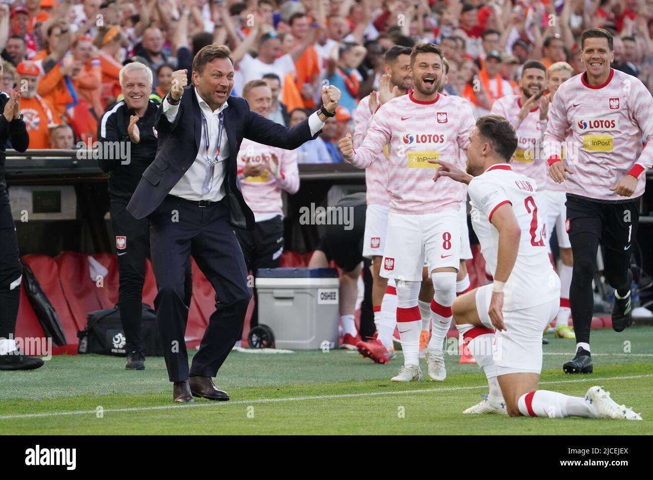 Rotterdam, Paesi Bassi, 11 giugno 2022, l'ufficiale di stampa polacco Jakub Kwiatkowski congrats Matty Cash of Poland che segna il 0-1during la UEFA Nations League, League A, Group 4 Match tra Paesi Bassi e Polonia Paesi Bassi il 11 giugno 2022 al Feijenoord 'De Kuip' Stadium di Rotterdam, Paesi Bassi Foto di SCS/Soenar Chamid/AFLO (HOLLAND OUT) Foto Stock