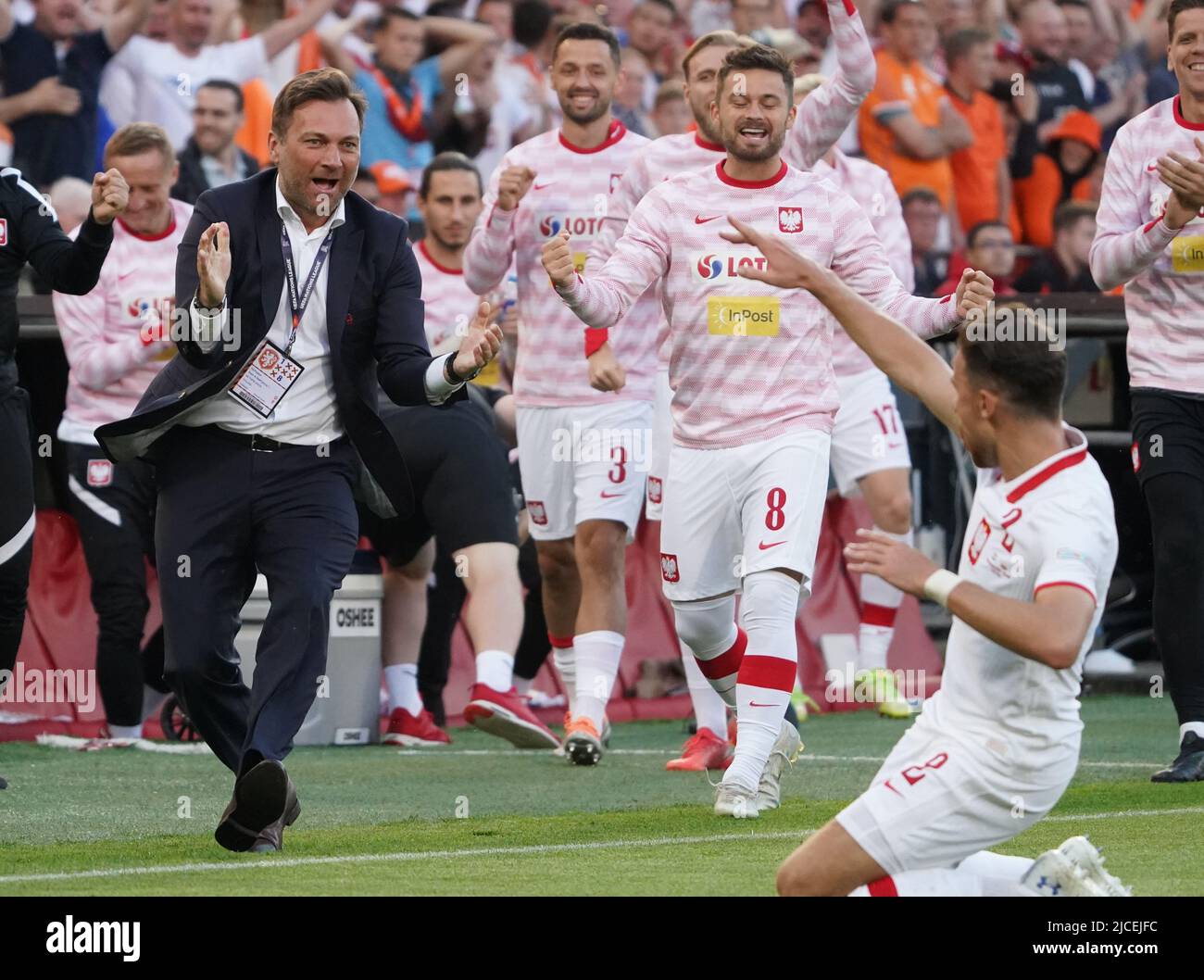 Rotterdam, Paesi Bassi, 11 giugno 2022, l'ufficiale di stampa polacco Jakub Kwiatkowski congrats Matty Cash of Poland che segna il 0-1during la UEFA Nations League, League A, Group 4 Match tra Paesi Bassi e Polonia Paesi Bassi il 11 giugno 2022 al Feijenoord 'De Kuip' Stadium di Rotterdam, Paesi Bassi Foto di SCS/Soenar Chamid/AFLO (HOLLAND OUT) Foto Stock