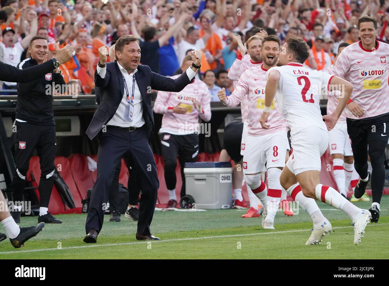Rotterdam, Paesi Bassi, 11 giugno 2022, l'ufficiale di stampa polacco Jakub Kwiatkowski congrats Matty Cash of Poland che segna il 0-1during la UEFA Nations League, League A, Group 4 Match tra Paesi Bassi e Polonia Paesi Bassi il 11 giugno 2022 al Feijenoord 'De Kuip' Stadium di Rotterdam, Paesi Bassi Foto di SCS/Soenar Chamid/AFLO (HOLLAND OUT) Foto Stock