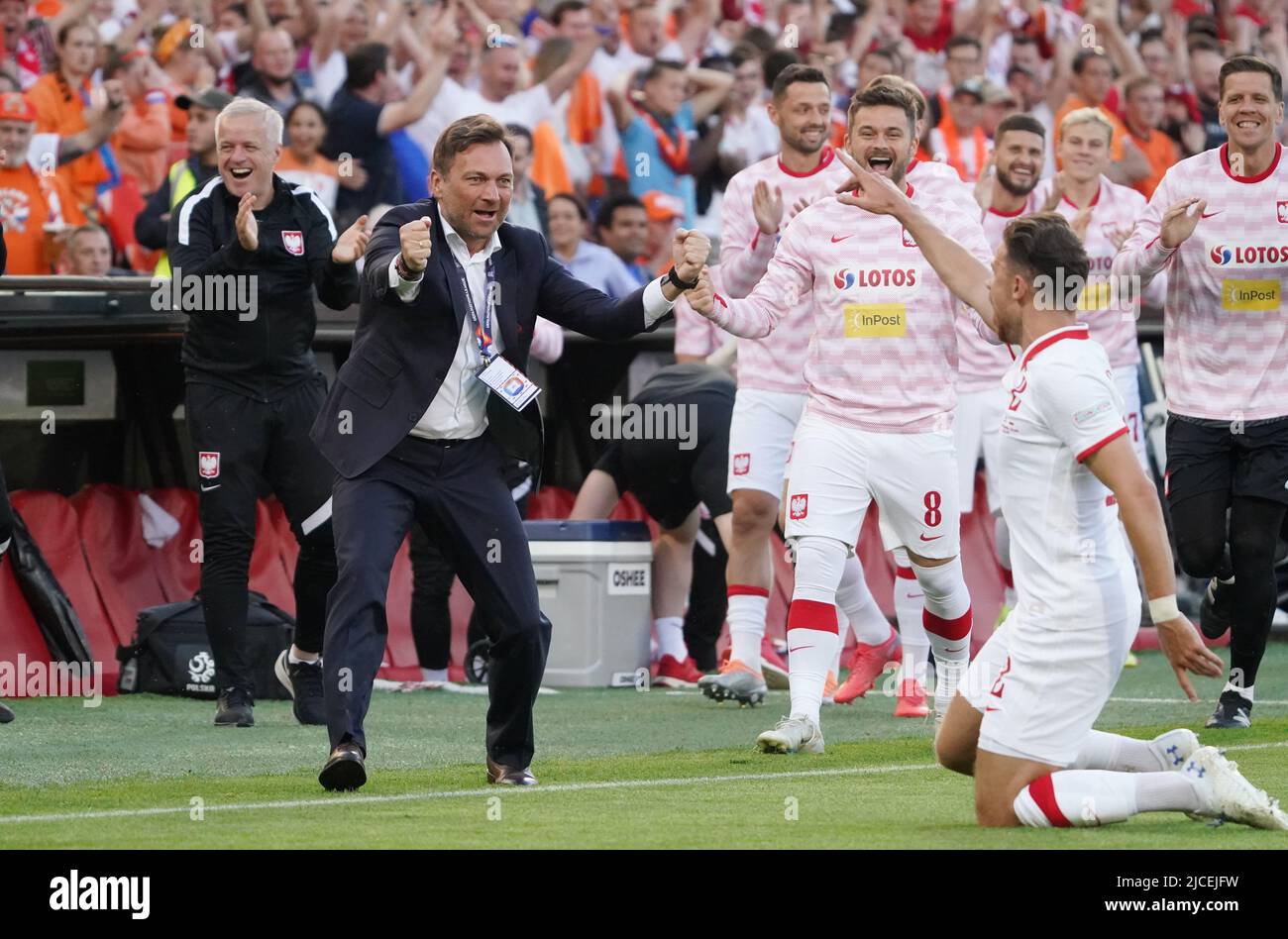 Rotterdam, Paesi Bassi, 11 giugno 2022, l'ufficiale di stampa polacco Jakub Kwiatkowski congrats Matty Cash of Poland che segna il 0-1during la UEFA Nations League, League A, Group 4 Match tra Paesi Bassi e Polonia Paesi Bassi il 11 giugno 2022 al Feijenoord 'De Kuip' Stadium di Rotterdam, Paesi Bassi Foto di SCS/Soenar Chamid/AFLO (HOLLAND OUT) Foto Stock