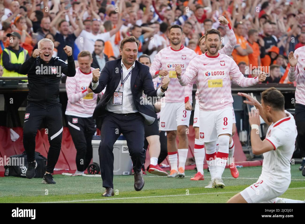 Rotterdam, Paesi Bassi, 11 giugno 2022, l'ufficiale di stampa polacco Jakub Kwiatkowski congrats Matty Cash of Poland che segna il 0-1during la UEFA Nations League, League A, Group 4 Match tra Paesi Bassi e Polonia Paesi Bassi il 11 giugno 2022 al Feijenoord 'De Kuip' Stadium di Rotterdam, Paesi Bassi Foto di SCS/Soenar Chamid/AFLO (HOLLAND OUT) Foto Stock