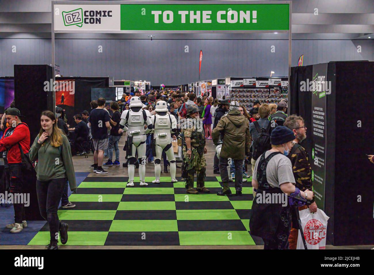 Melbourne, Australia. 11th giugno 2022. Tifosi al piano convegni di OzComicCon 2022. OzComicCon ha visto migliaia di fan della cultura pop scendere al Melbourne Exhibition Centre per il fine settimana per godersi forum, competizioni cosplay e celebrità indovinare. Il primo giorno dell'evento è stato un sell-out con persone che tornano in massa alla convenzione dopo eventi rinviati e cancellati sotto blocchi COVID. Credit: SOPA Images Limited/Alamy Live News Foto Stock