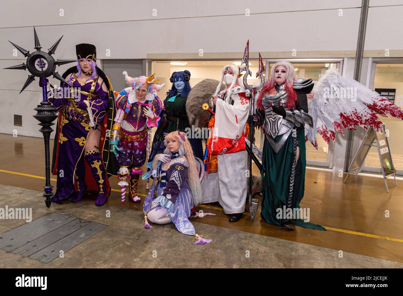 Melbourne, Australia. 12th giugno 2022. Un gruppo di cosplayers visto a OzComicCon 2022. OzComicCon ha visto migliaia di fan della cultura pop scendere al Melbourne Exhibition Centre per il fine settimana per godersi forum, competizioni cosplay e celebrità indovinare. Il primo giorno dell'evento è stato un sell-out con persone che tornano in massa alla convenzione dopo eventi rinviati e cancellati sotto blocchi COVID. Credit: SOPA Images Limited/Alamy Live News Foto Stock