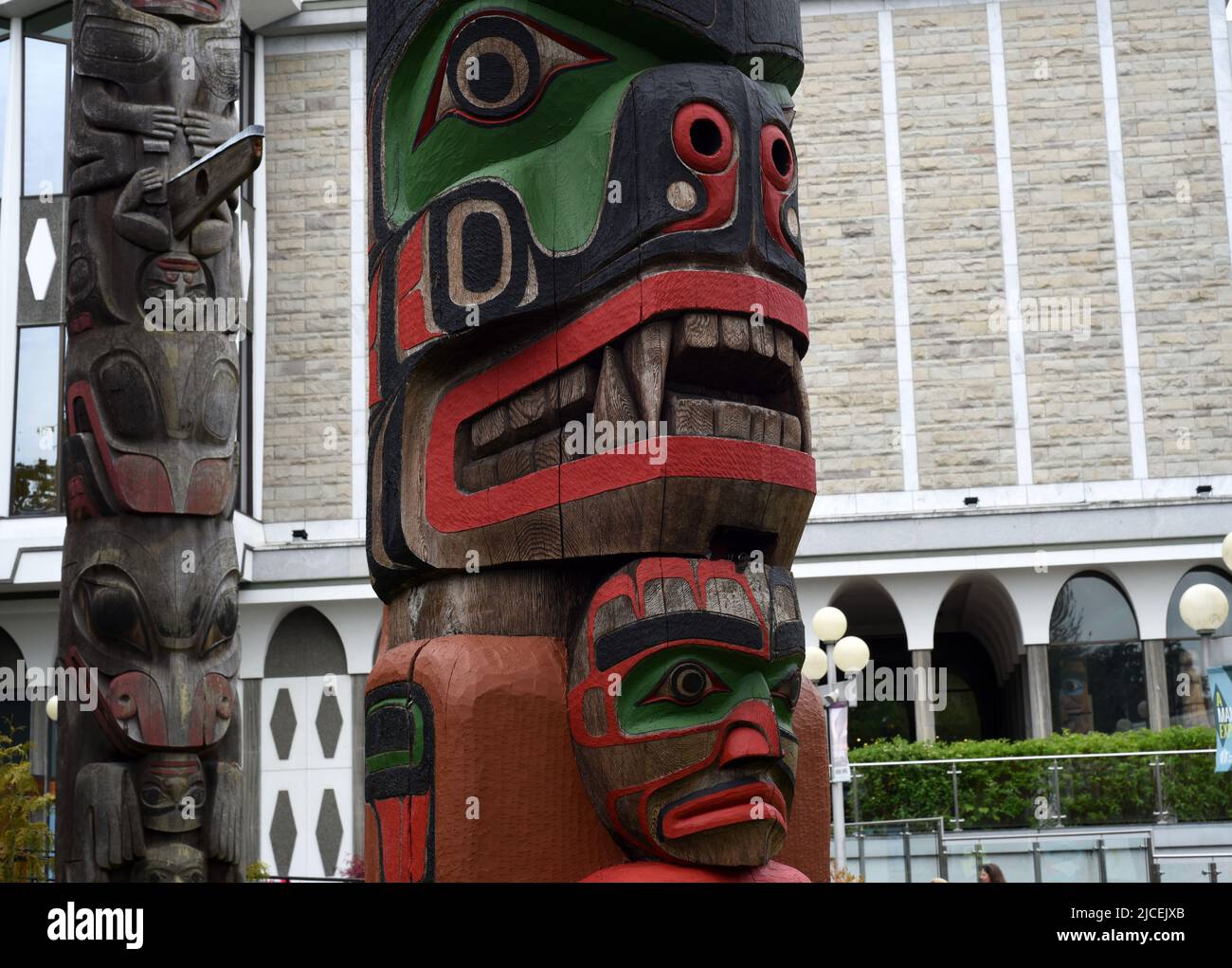 Pali di totem indigeni in Thunderbird Park fuori dal Royal British Columbia Museum a Victoria, British Columbia, Canada sull'isola di Vancouver Foto Stock