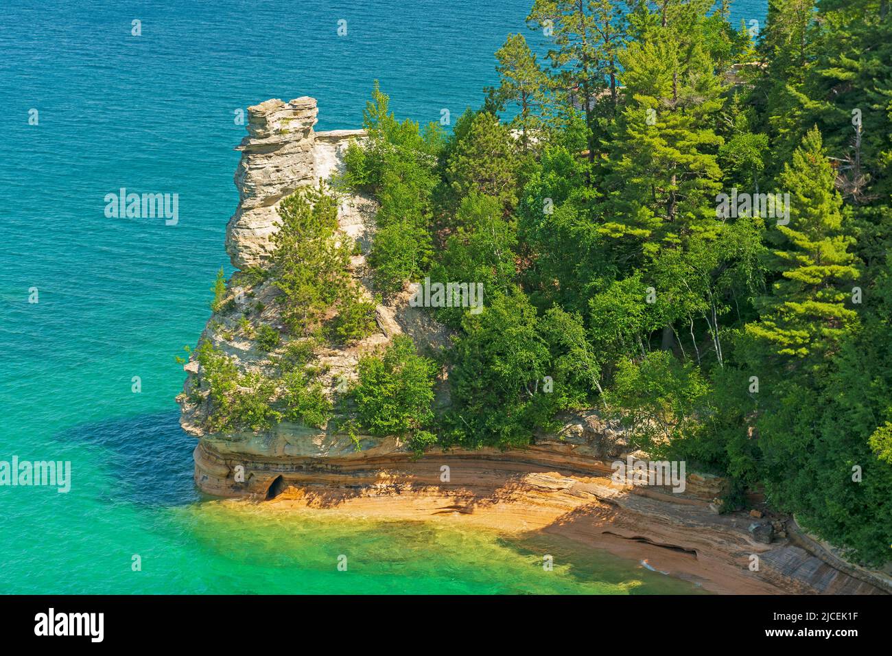 Rocce colorate e acqua sui grandi Laghi al Castello di Miners sul Lago superiore in rocce foto Lakeshore nazionale nel Michigan Foto Stock