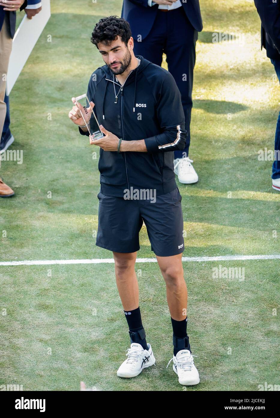 Stoccarda, Germania. 12th giugno 2022. Matteo Berrettini d'Italia pone per le foto durante la cerimonia di premiazione dei singoli uomini al Boss Open 2022 di Stoccarda, Germania, 12 giugno 2022. Credit: Philippe Ruiz/Xinhua/Alamy Live News Foto Stock