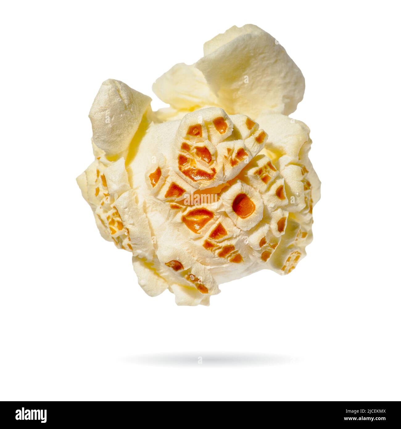 Popcorn isolato su bianco. Macro sparare di popcorn. Foto Stock