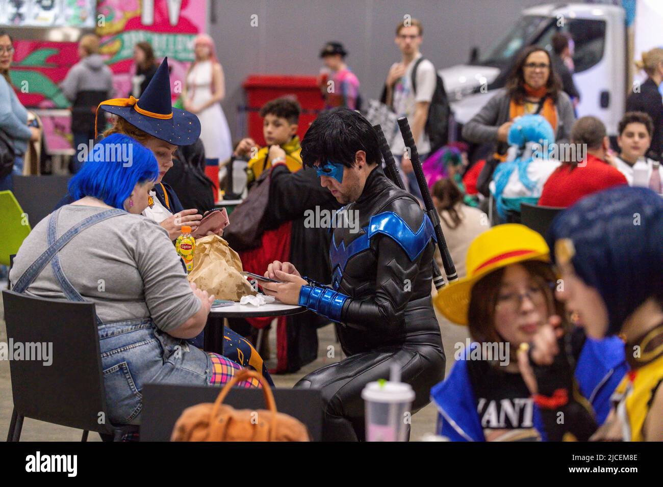 Melbourne, Australia. 11th giugno 2022. I cosplayers e gli appassionati si fermano per uno spuntino all'OzComicCon 2022. OzComicCon ha visto migliaia di fan della cultura pop scendere al Melbourne Exhibition Centre per il fine settimana per godersi forum, competizioni cosplay e celebrità indovinare. Il primo giorno dell'evento è stato un sell-out con persone che tornano in massa alla convenzione dopo eventi rinviati e cancellati sotto blocchi COVID. (Foto di Michael Currie/SOPA Images/Sipa USA) Credit: Sipa USA/Alamy Live News Foto Stock