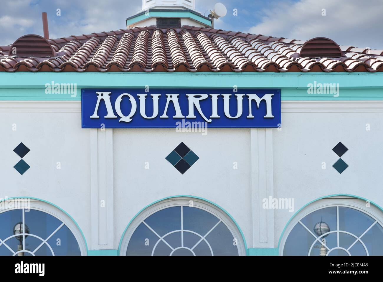 MANHATTAN BEACH, CALIFORNIA - 17 FEB 2020: Cartello sul Roundhouse Aquarium Teaching Center sul molo di Manhattan Beach. Foto Stock