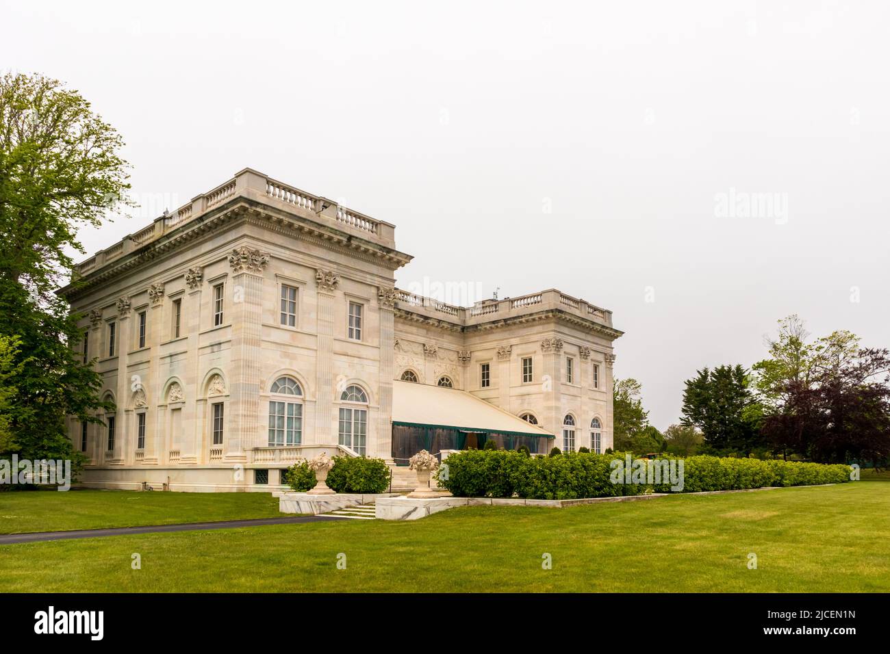 Newport, Rhode Island - 27 maggio 2022: Vista esterna della storica Marble House di Newport, Rhode Island. Foto Stock