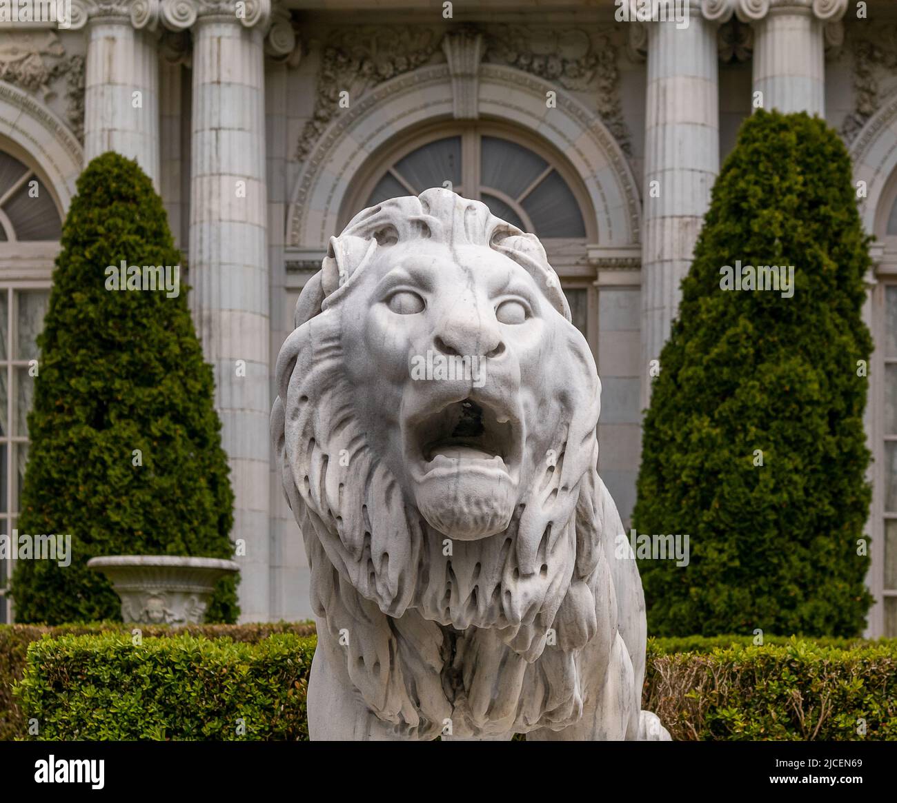 Newport, Rhode Island - 27 maggio 2022: Splendida scultura del leone di fronte alla storica Rosecliff Mansion a Newport, Rhode Island. Foto Stock