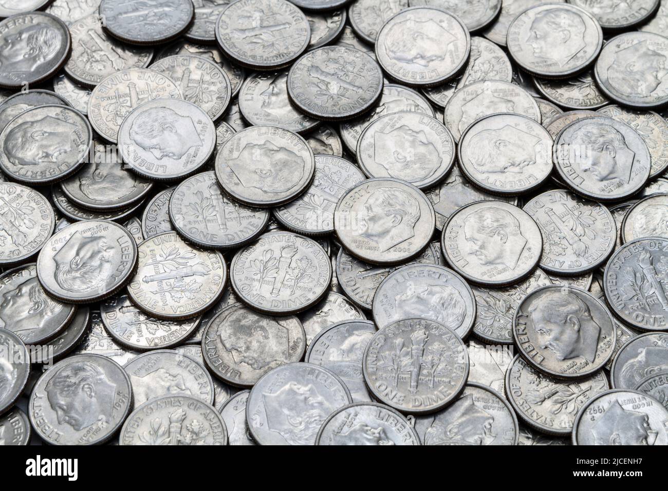 Un primo colpo di un mucchio di vari usato moderno rivestito (non argento) USA Roosevelt Dimes. Foto Stock