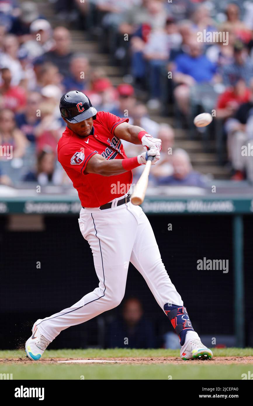 CLEVELAND, OH - 11 GIUGNO: L'esterno destro dei Cleveland Guardians Oscar Gonzalez (39) batte contro gli Oakland Athletics al Progressive Field l'11 giugno 2022 a Cleveland, Ohio. Gli Athletics sconfissero i Guardiani 10-5. (Joe Robbins/immagine dello sport) Foto Stock