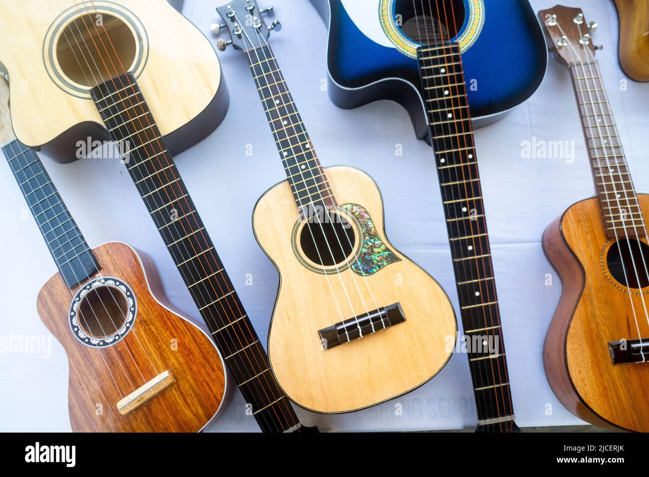 Cebu ha prodotto chitarre di diversi colori e dimensioni in una stalla di Lapulapu City. La provincia dell'isola è conosciuta per la sua industria di chitarra di classe mondiale. Foto Stock