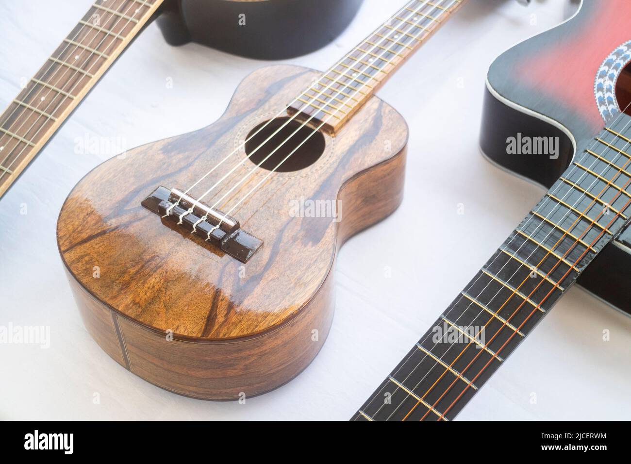 Cebu ha prodotto chitarre di diversi colori e dimensioni in una stalla di Lapulapu City. La provincia dell'isola è conosciuta per la sua industria di chitarra di classe mondiale. Foto Stock