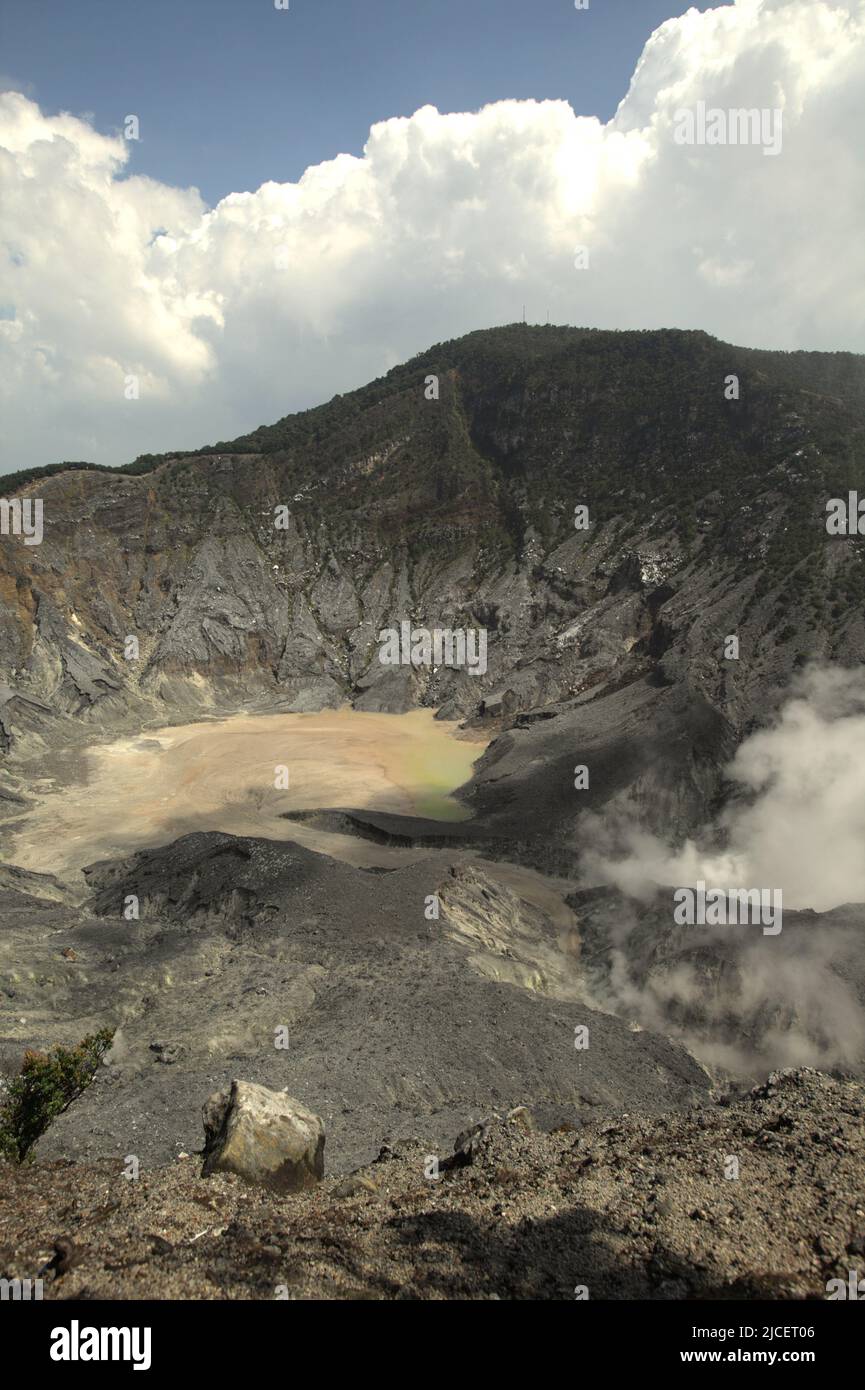 Crateri del vulcano del Monte Tangkuban Perahu a Lembang, West Bandung, West Java, Indonesia. Foto Stock