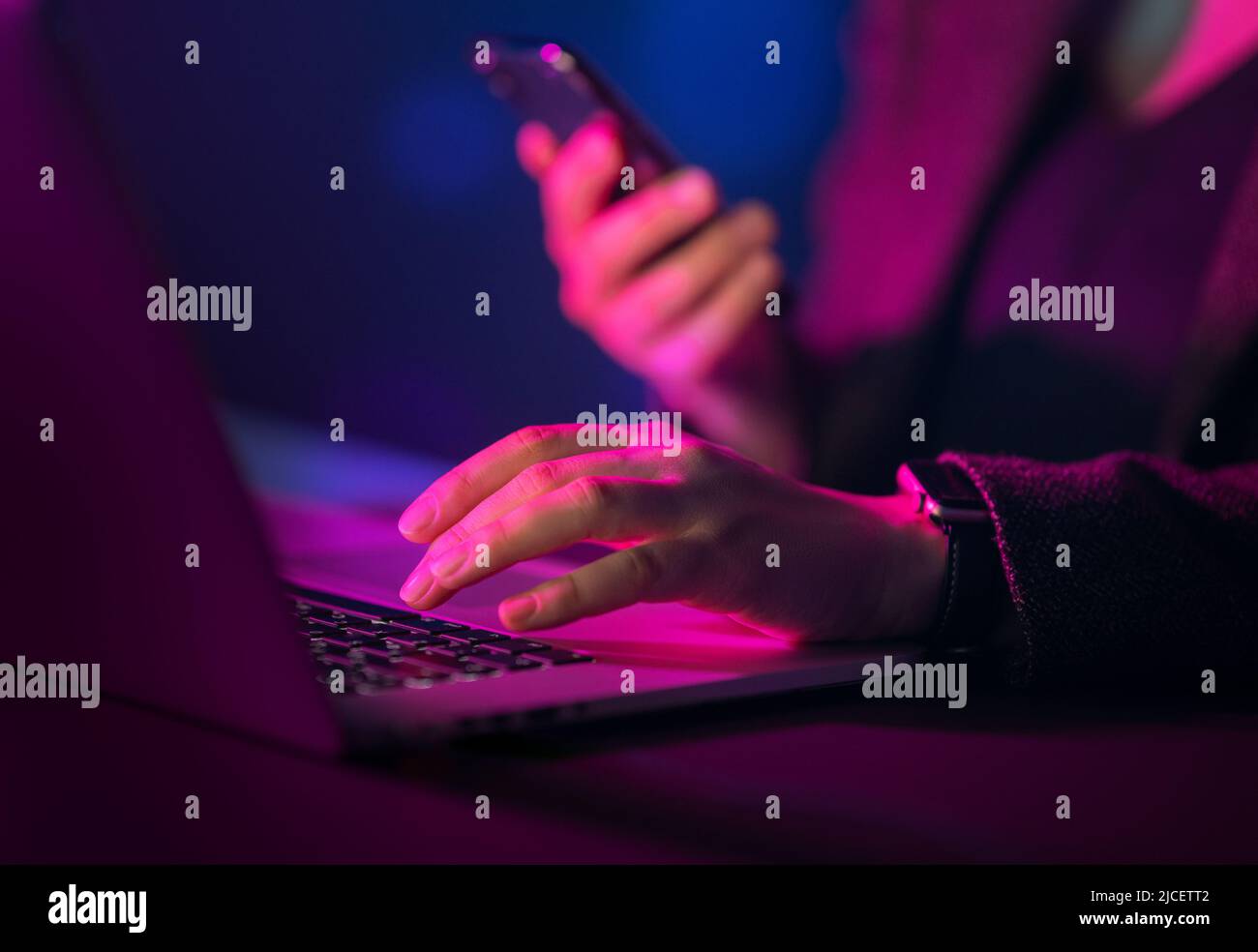 Il manager femminile sta utilizzando un laptop. Computer e mani in primo piano. Minacce alla sicurezza informatica. Foto Stock